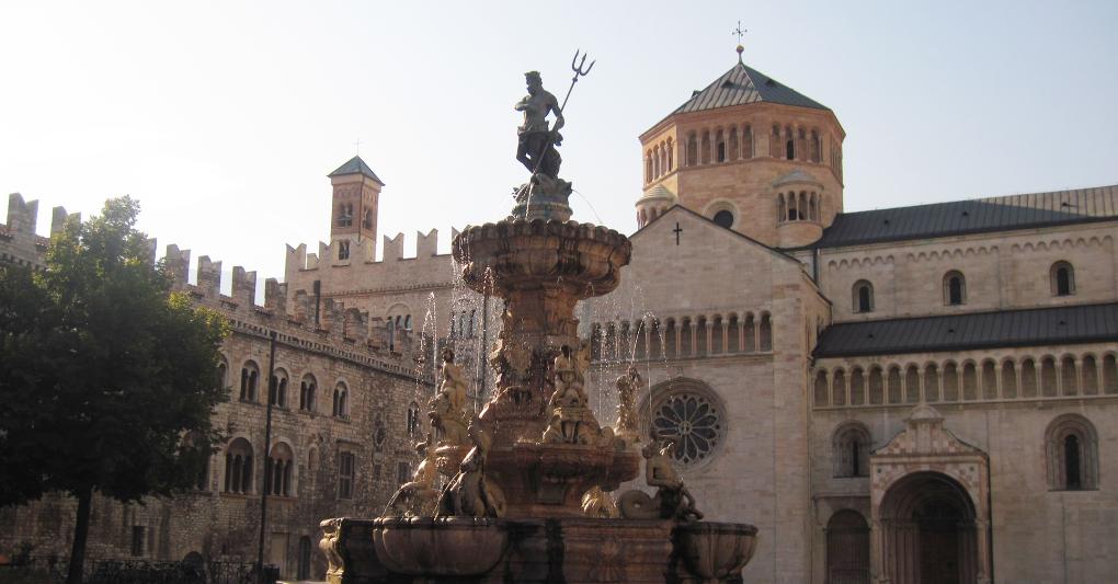 Cattedrale di San Vigilio, Palazzo Pretorio e Fontana del Nettuno a Trento. Foto Mostacchi Angelo/Wikimedia 