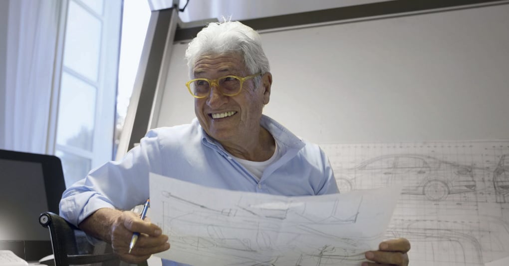 Giorgetto Giugiaro al lavoro nel suo studio, tra i disegni dei progetti. Foto Alberto Peroli. 