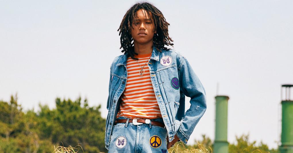Giacca in Denim, NEEDLES (528 €), e Jeans , NEPENTHES LONDON (402 €). 