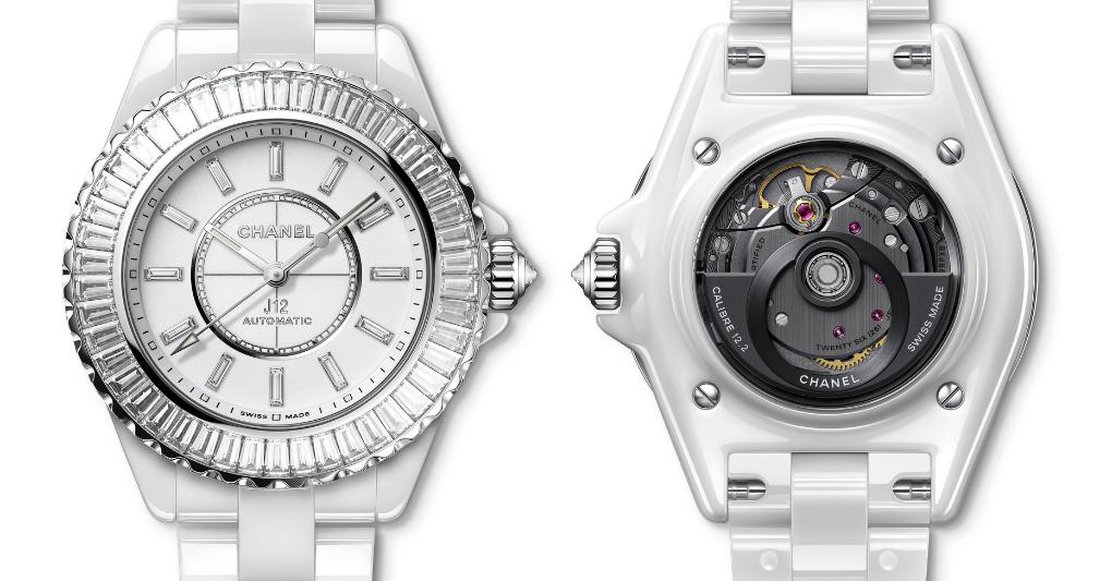 Il J12 Baguette Diamond Bezel 12.2 monta il nuovo movimento automatico visibile attraverso il fondello. La cassa è in ceramica e oro bianco, il bracciale in ceramica con chiusura in oro bianco. Sulla lunetta ci sono 46 diamanti (3,60 carati), mentre sulla corona il diamante è uno solo (0,20 carati). Costa 87 mila euro. 