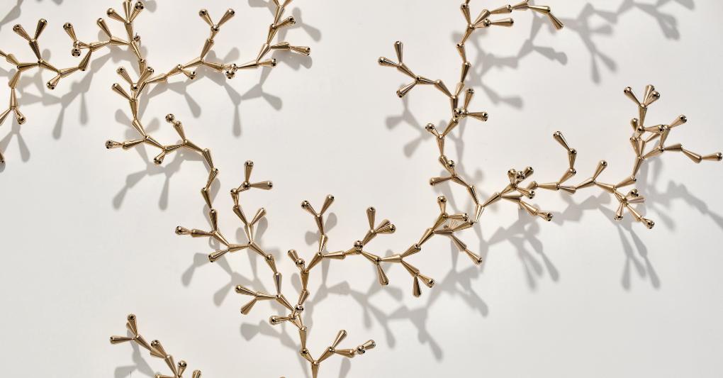Un dettaglio dell'opera The developed seed (organizing a system that can continuously construct itself), copperversion- sequence 497” (2022), di Loris Cecchini. 