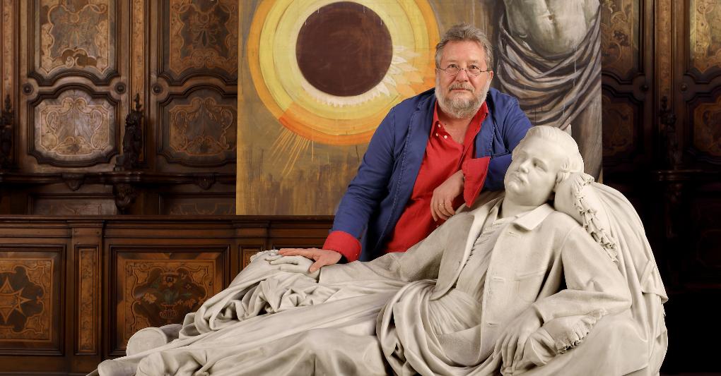 Marco Fabio Apolloni nella galleria di via Margutta, a Roma, con il “Monumento allo Zuavo Augustin Du Clésieux” di Victor-Edmond Leharivel Durocher e, alle spalle, “Crocifisso” 