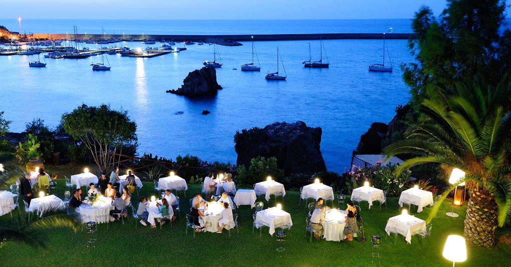 Una vista del Cala Luna il ristorante del resort Le Calette di Cefalù. 