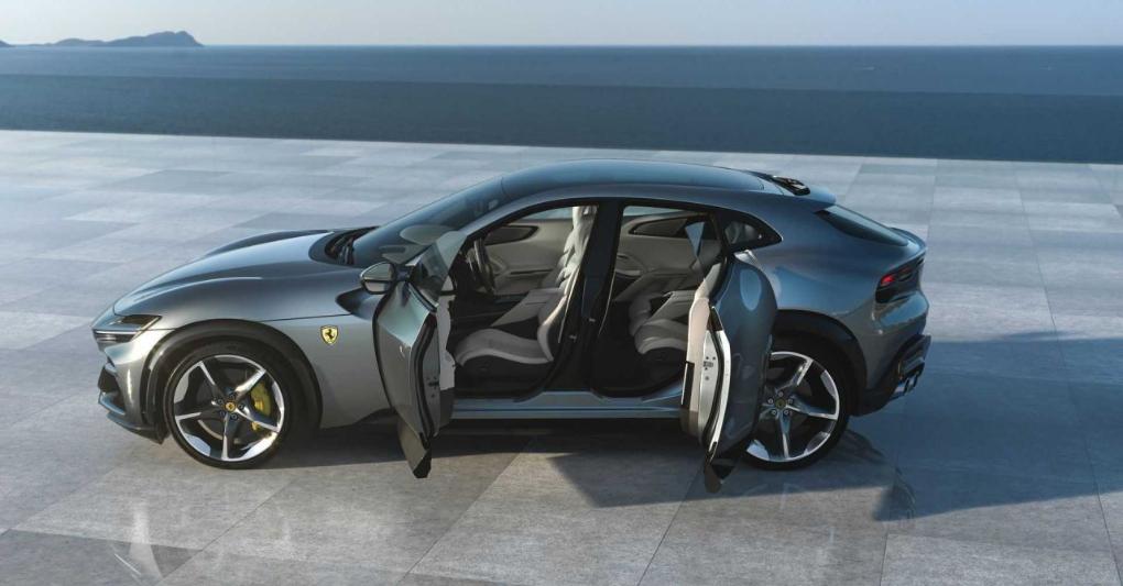 Le porte posteriori che si aprono controvento permettono di spalancare la vista su un abitacolo mai visto su una Ferrari con 4 poltrone singole. In plancia tanta tecnologia digitale e la linea filante è il frutto della sintesi tra forma e funzione. 