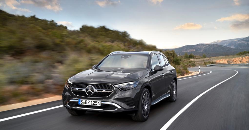 Soluzioni smart. La nuova GLC eredita da Classe C, e parzialmente da Classe SLo stile della vettura fa leva su linee morbide tipiche degli ultimi modelli della stella a tre punte 