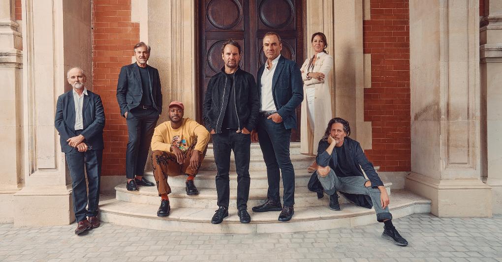 Christopher Le Brun, Vincenzo De Cotiis e Yinka Ilori. Al centro, Julien Lombrail e Loïc Le Gaillard, co-fondatori di Ladbroke Hall e di Carpenters Workshop Gallery, accanto Ingrid Donat e Nacho Carbonell. © Tom Jamieson 