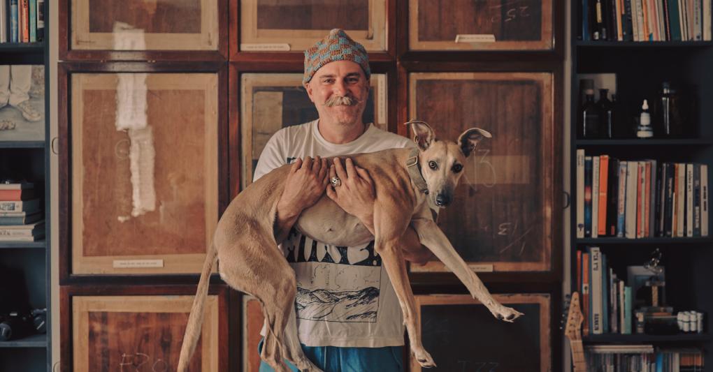 Dom Bridges nel suo studio a Margate, con il cane Sharon. © Tom Jamieson 