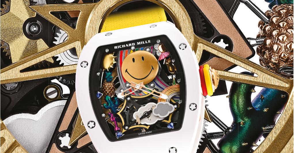 Sono diverse le microsculture inserite sull'RM 88 Automatic Tourbillon Smiley che ripropongono oggetti simbolo dei nostri tempi, dal fenicottero rosa al bicchiere da cocktail e lo Smiley, il protagonista sull'orologio (in oro, pesa 1,2 grammi e ha gli occhi e la bocca che sono stati segnati a mano). È sorprendente l'effetto che creano una volta inseriti nell'orologio che ha la cassa composta da lunetta e fondello in ceramica ATZ e parte centrale in oro rosa. Il movimento è inedito e presenta anche il tourbillon. Prezzo 1,1 milioni CHF, iva esclusa. 