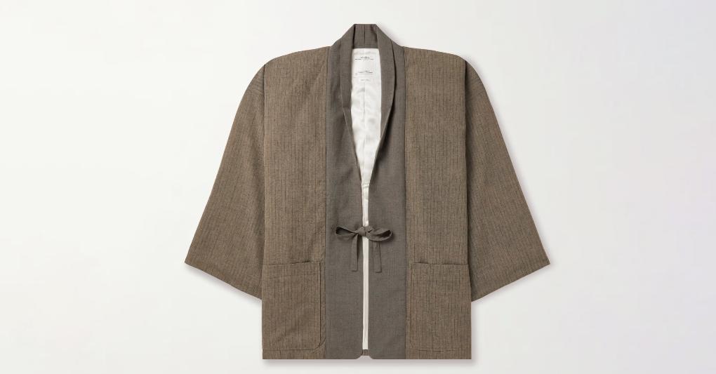 Giacca kimono in tweed di lino e cotone rigato, con leggera imbottitura che ne enfatizza la forma, VISVIM (2.380 € su Mr Porter). 