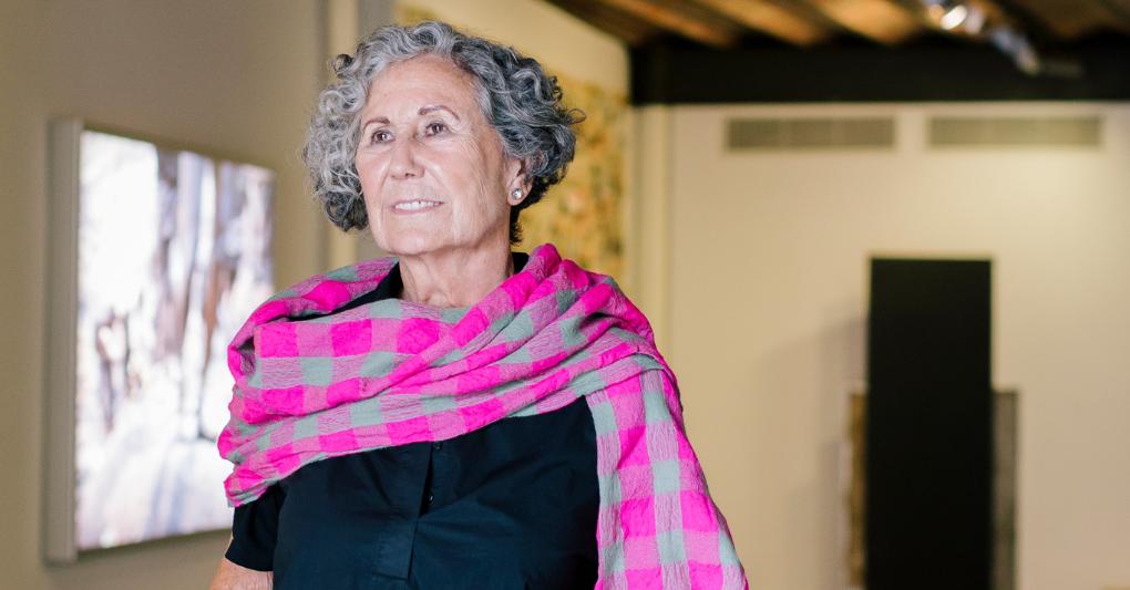 Un ritratto di Oliva Arauna all'esposizione della sua collezione “Cultura=Capital” alla Torre de Don Borja, a Santillana del Mar, in Spagna, nel 2020. 