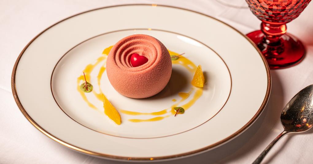 Mousse alla gianduia, madeleine al caffè e arancia amara, GIACOMO (monoporzione, 10 euro). 
