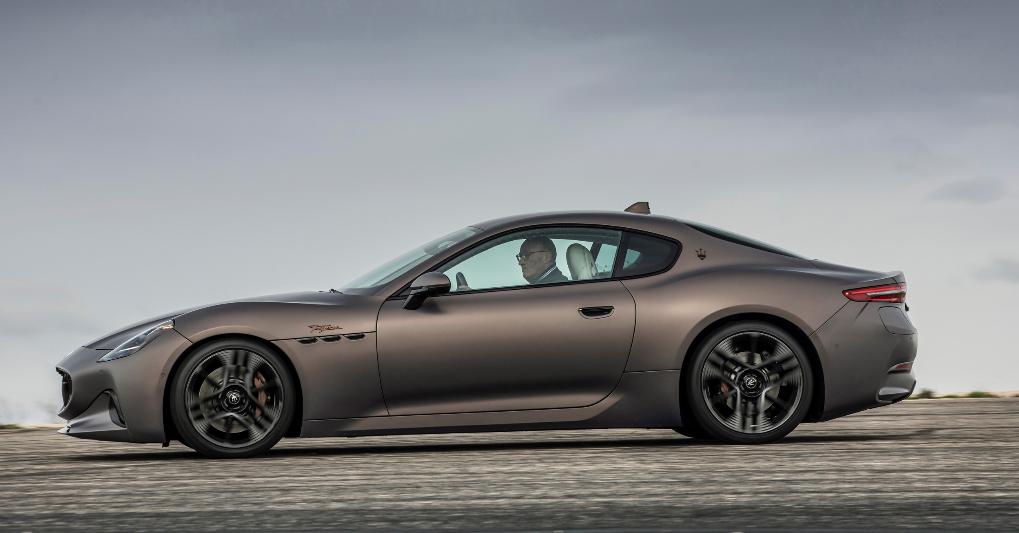 Tanto hi-tech e stile classico. La Maserati Granturismo (nella foto la versione Folgore pressoché identica alla termica) esibisce uno stile tradizionale che punta all’eleganza senza tempo. A bordo ci sono molte tecnologie digitale. Spicca il sistema di ricarica a 800 volt compatibile con colonnine 