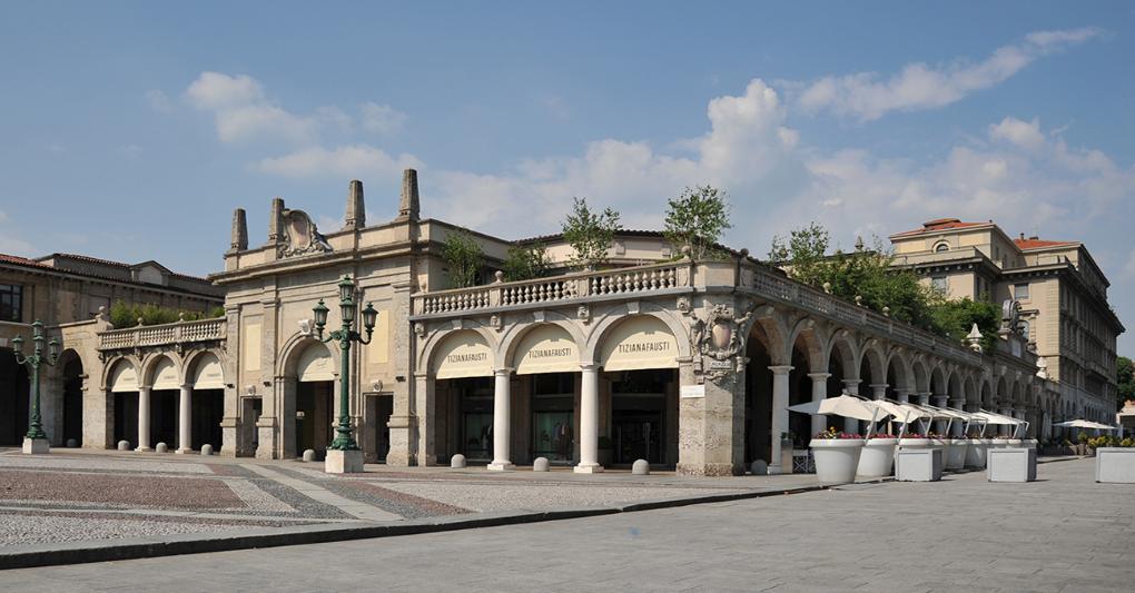 Lo storico complesso dei Portici del Sentierone, palazzo progettato da Marcello Piacentini. 