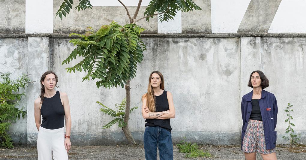 Martina Bragadin, Margherita Crespi e Benedetta Pomini, tutte dai 34 ai 36 anni. Hanno creato Spazio Meta, per il recupero dei materiali di scena (ph Delfino Sisto Legnani). 