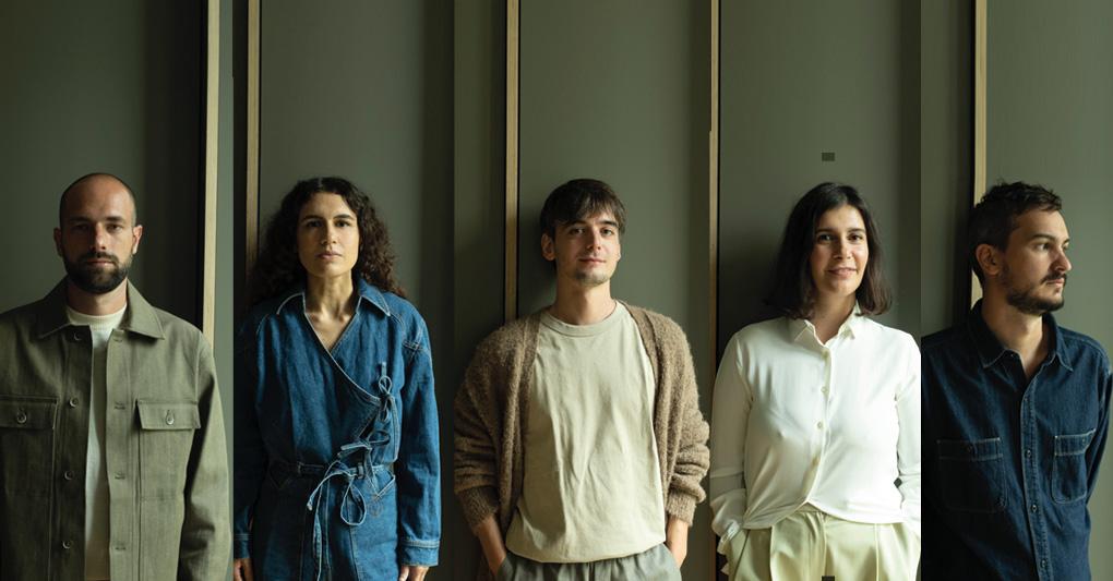Da sinistra, Alessandro Bonizzoni, Claudia Mainardi, Giacomo Ardesio, Veronica Caprino e Nicola Campri, – nati fra il 1987 e il 1989 – del collettivo Fosbury Architecture (ph. Simon Veres. Luca Campri). 