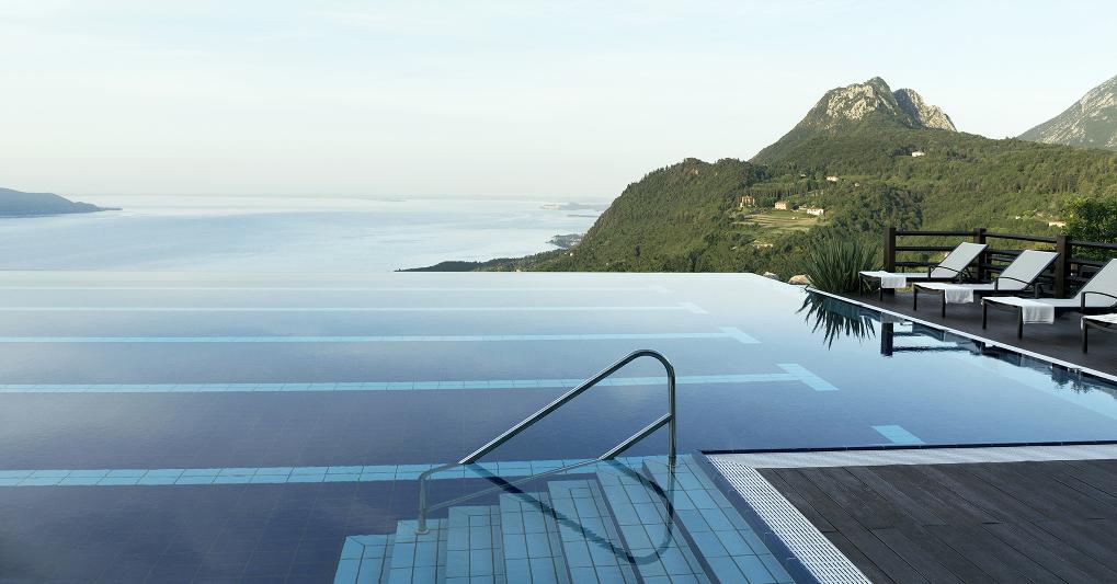 La vista dalla piscina esterna del Lefay Resort & Spa sul Lago di Garda. 