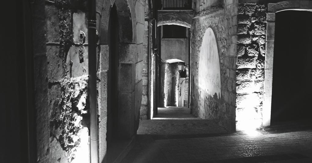 I vicoli di Terravecchia (nucleo antico di Frasso Telesino) che negli Anni 80 furono al centro di un progetto di rilancio attraverso la partecipazione di artisti e pittori 