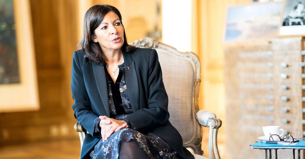 Nata in Spagna nel 1959, Anne Hidalgo guida la capitale francese dal 2014. In precedenza aveva ricoperto la carica di vicesindaco dal 2001 
