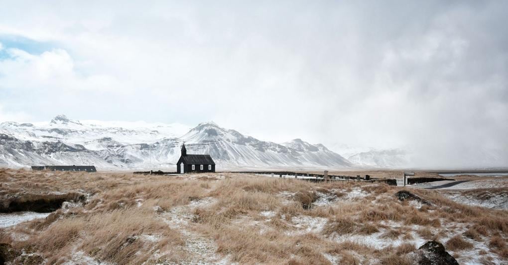Budakirkja, l'iconica chiesa nera di Búdir, sulla penisola di Snaefellsnes, nella parte occidentale del Paese. Costruita nel 1703, si trova in mezzo ai campi di lava del Búdahraun (Foto di Marta Ravasio) 