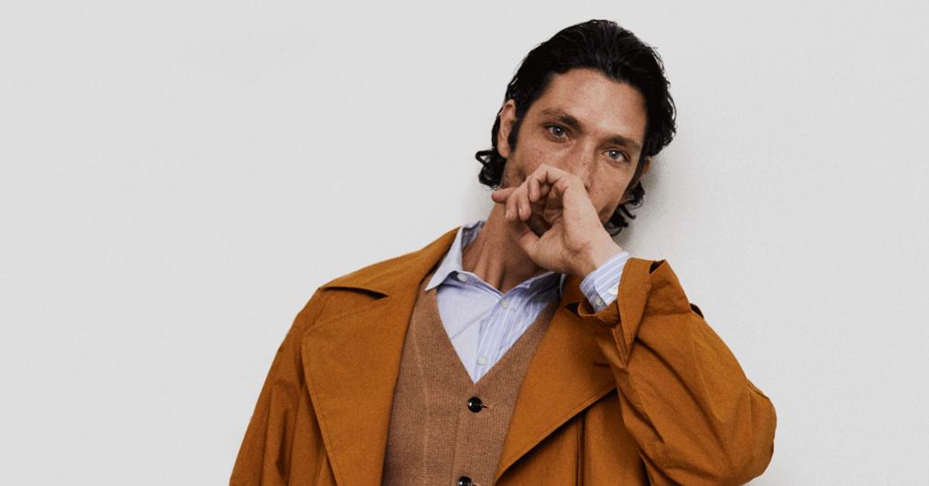 Trench in lino e cotone con cintura in vita, camicia in cotone e pantaloni in fresco lana, Etro; gilet in maglia, Distretto 21  