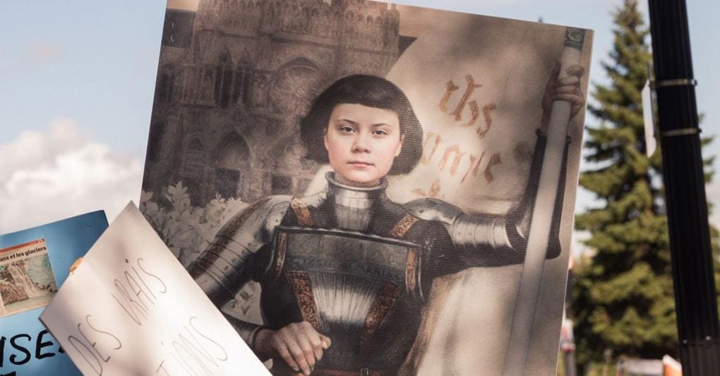 Greta Thunberg effigiata come una paladina d'altri tempi e portata in trionfo durante una manifestazione ambientalista “Fridays for Future” 