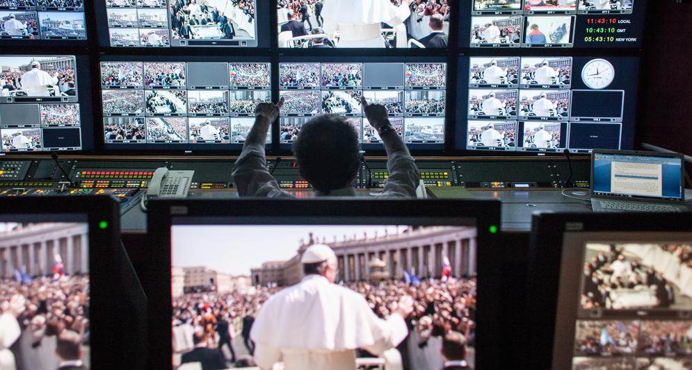 La sala di controllo del Centro Televisivo Vaticano durante una trasmissione in diretta da San Pietro (Credits Gianluca Tullio ) 