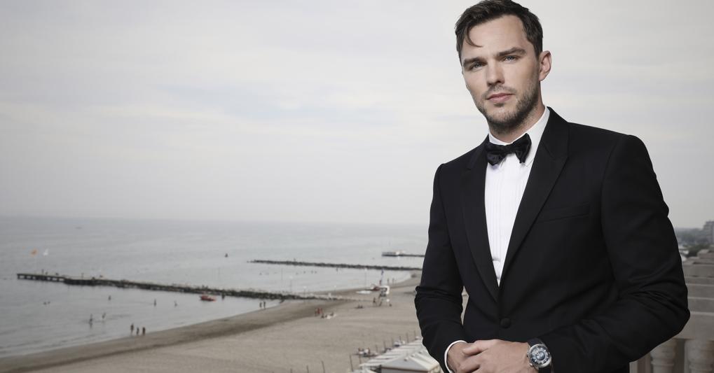 Nato a Wokingham, cittadina a 60 km da Londra, Nicholas Hoult è diventato famoso per aver recitato in About a Boy a 13 anni e nella saga degli X-Men della Marvel 