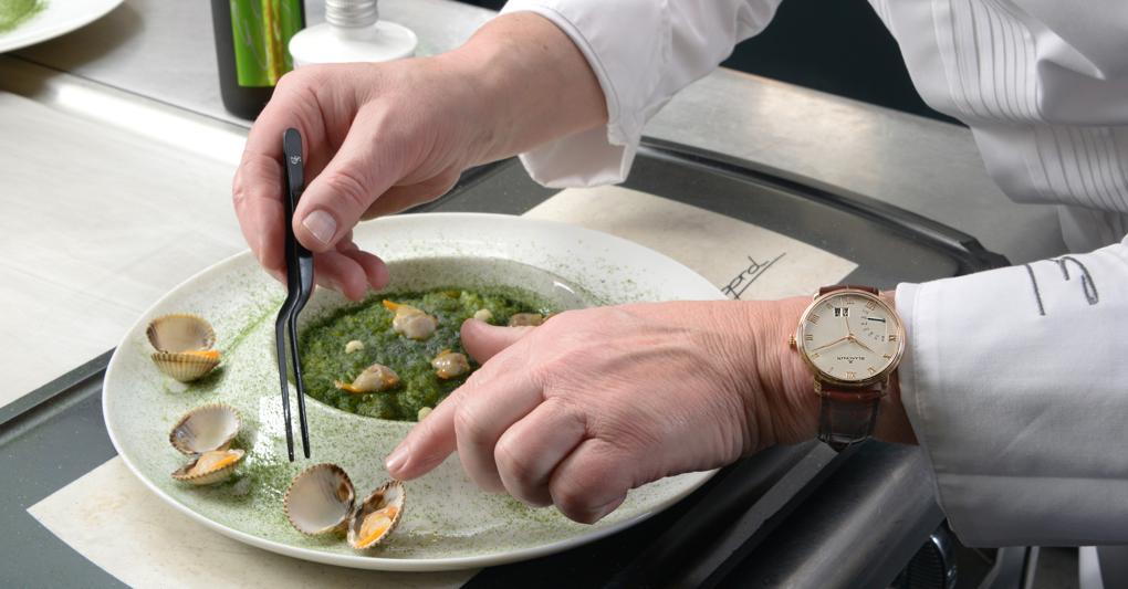 Uno chef all'opera indossa un modello Villeret Grande date jour rétrograde 