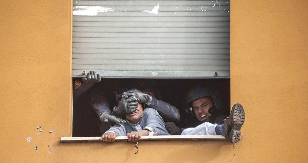 Via di uscita. «Adesso siamo chiusi in casa, ma poi, come ne usciremo? La fotografia ritrae un uomo durante l'esecuzione dello sfratto dalla sua abitazione a Bologna. La disperazione lo aveva portato a volersi buttare dalla finestra, la crisi economica colpiva anche prima del Covid-19. Temo che ci sarà ancora più forte, una volta che riapriremo le porte di casa, con la speranza che tutti riescano ad affrontare le difficoltà, ad avere ancora un tetto e un reddito, anche dopo la quarantena», auspica  Michele Lapini, autore della foto. 