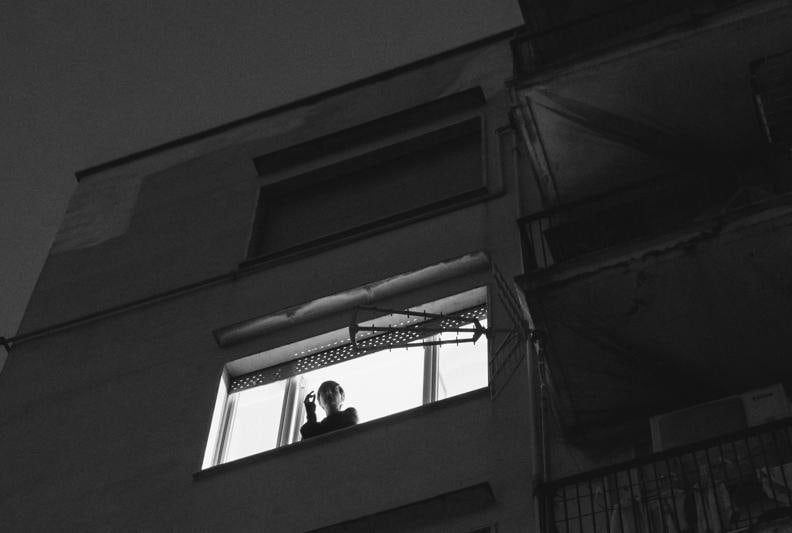 Napoli, aprile 2020. Sara si affaccia dalla finestra di casa nostra «Anche se ci sembra di vivere la notte più buia e lunga della nostra vita, Pessoa ci ricorda che non si è mai veramente soli perché si è sempre in presenza di se stessi. Bisogna cogliere l'opportunità che la costrizione ci offre: finché le case avranno finestre, ci si potrà sempre affacciare per guardare fuori. La consapevolezza di noi stessi, e il nostro bisogno ancestrale di interconnessione, ci consentirà – una volta tornati alla vita di comunità che davamo per scontata – di sapere vivere meglio con gli altri», dice Gianni Cipriano, autore della foto.  