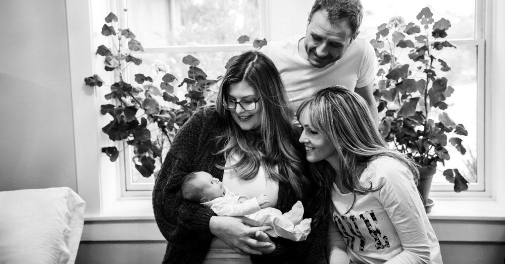 Una coppia con loro figlio appena nato da una madre surrogata negli Stati Uniti tramite l'agenzia Growing Generations 