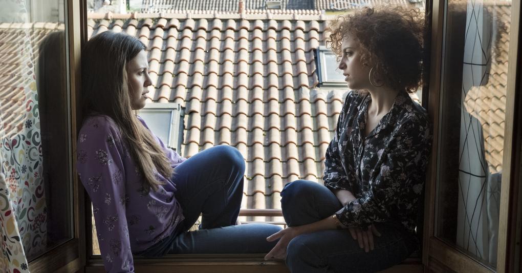 Zoe e Tecla discutono sul davanzale di una finestra di casa. Rho, aprile 2020. «Le mie figlie, a fine giornata, s'incontrano sul balcone o sul davanzale della finestra, dopo lo studio e il lavoro; intravedo l'idea di orizzonti nuovi. Sono loro che dovranno, con la consapevolezza di questa crisi, costruire il futuro in una modalità diversa da come lo abbiamo immaginato noi. È un'opportunità di ripensamento per tutti, ma in particolar modo per i giovani che stanno iniziando a realizzare un progetto di vita», racconta Fabrizio Annibali, autore della foto 
