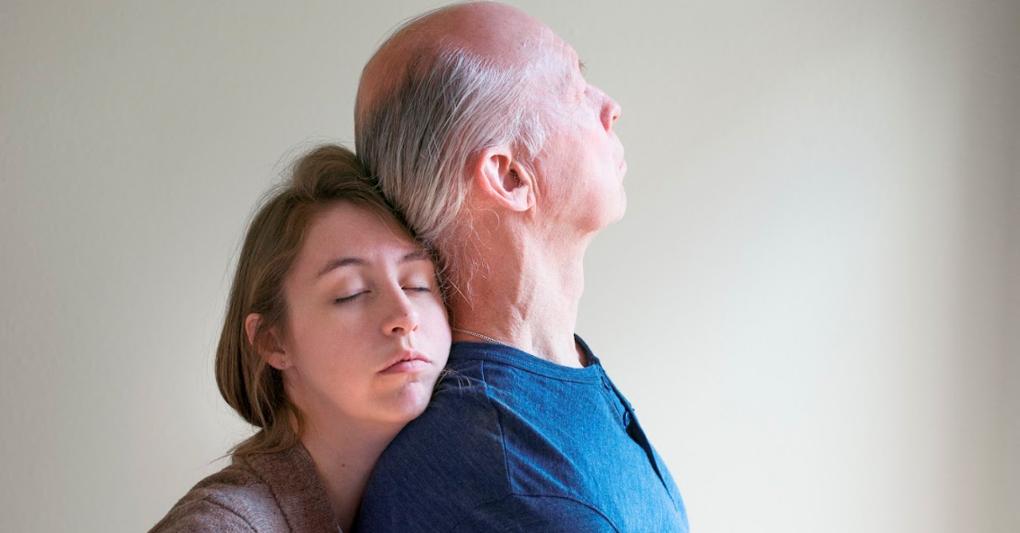 La fotografa Stephanie Brunia ritrae se stessa insieme con suo padre. «Io e mio padre siamo nati entrambi di giovedì. Lui  attribuisce una rilevanza particolare a questo tipo di dettagli. Io li vedo come dei retaggi tenui, assai meno significativi di quelli genetici che condividiamo, ma nonostante questo ci individuo dei percorsi sottilmente paralleli» 