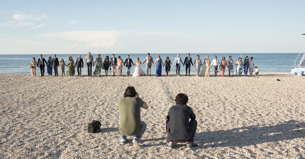 Anna e Alessio, neo sposi, sulla spiaggia di Le Piramidi presso Cesano, in provincia di Ancona (credit Terraproject) 