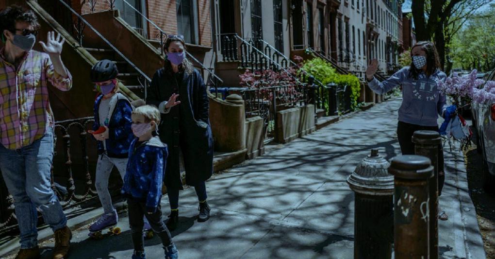 In tempi di emergenza sanitaria anche i residenti di Boerum Hill, a New York, si sono dedicati alla solidarietà. Tra loro, una coppia di italiani, Laura Giromini e Luca Arrigoni che hanno usato Nextdoor per far conoscere le loro iniziative: lei, alla chiusura delle palestre in cui insegna, ha iniziato a realizzare e a distribuire mascherine per il vicinato; lui ha adibito il suo ristorante di quartiere, che si chiama Sottocasa, a pizzeria da asporto (credit Francesca Magnani per “IL”). 