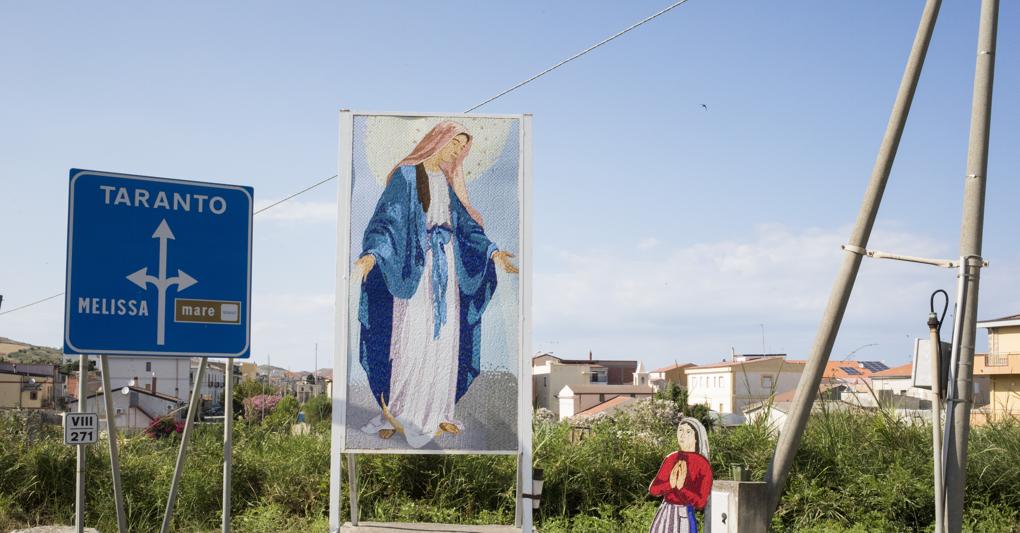 Le immagini pubblicate in questo servizio fanno parte di un reportage fotografico realizzato due estati fa dai membri del collettivo TerraProject, che si sono alternati in un viaggio lungo gli 8mila chilometri di coste italiane (da Ventimiglia a Trieste e passando anche per le isole maggiori) andando alla scoperta del paesaggio del lungomare e delle persone che lo abitano 