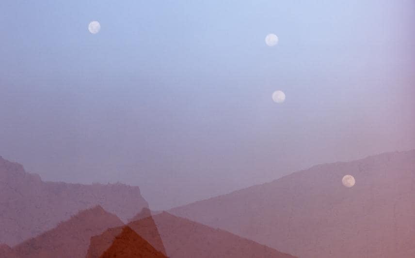 Four Moons. «Ho scattato questa immagine ispirandomi alle copertine dei libri di fantascienza. Recentemente ho ripreso questa serie, visto che ora mi sento proprio come se fossi dentro una di quelle storie», spiega Carlotta Cardana, autrice della foto 