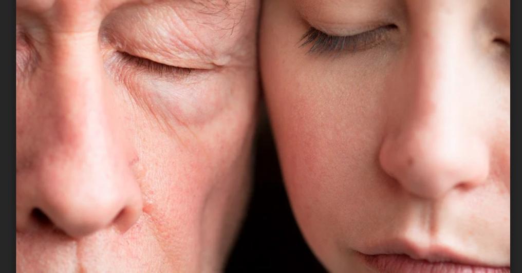 La fotografa Stephanie Brunia ritrae se stessa insieme con suo padre. «Io e mio padre siamo nati entrambi di giovedì. Lui attribuisce una rilevanza particolare a questo tipo di dettagli. Io li vedo come dei retaggi tenui, assai meno significativi di quelli genetici che condividiamo, ma nonostante questo ci individuo dei percorsi sottilmente paralleli»  