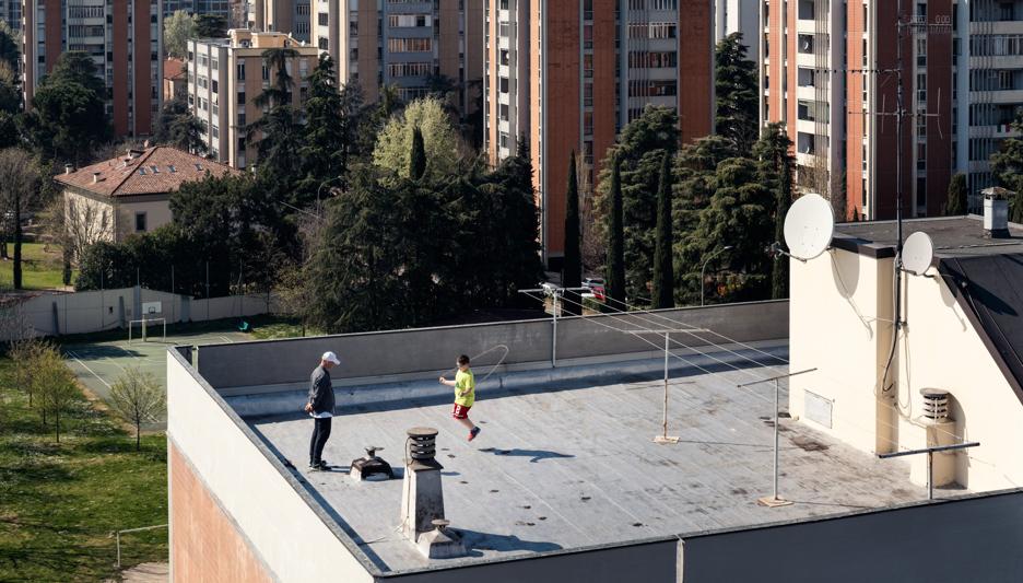Bologna, quartiere Fossolo, Aprile 2020 Un bambino e un padre giocano sul tetto del condominio durante il lockdown. «Per me il mondo che verrà sarà esattamente come la situazione che stiamo vivendo ora, che mi sembra già un salto incredibile nel futuro, un'accelerazione», dice Martino Lombezzi, autore della foto 