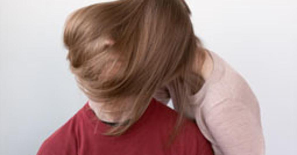 La fotografa Stephanie Brunia ritrae se stessa insieme con suo padre. «Io e mio padre siamo nati entrambi di giovedì. Lui attribuisce una rilevanza particolare a questo tipo di dettagli. Io li vedo come dei retaggi tenui, assai meno significativi di quelli genetici che condividiamo, ma nonostante questo ci individuo dei percorsi sottilmente paralleli»  