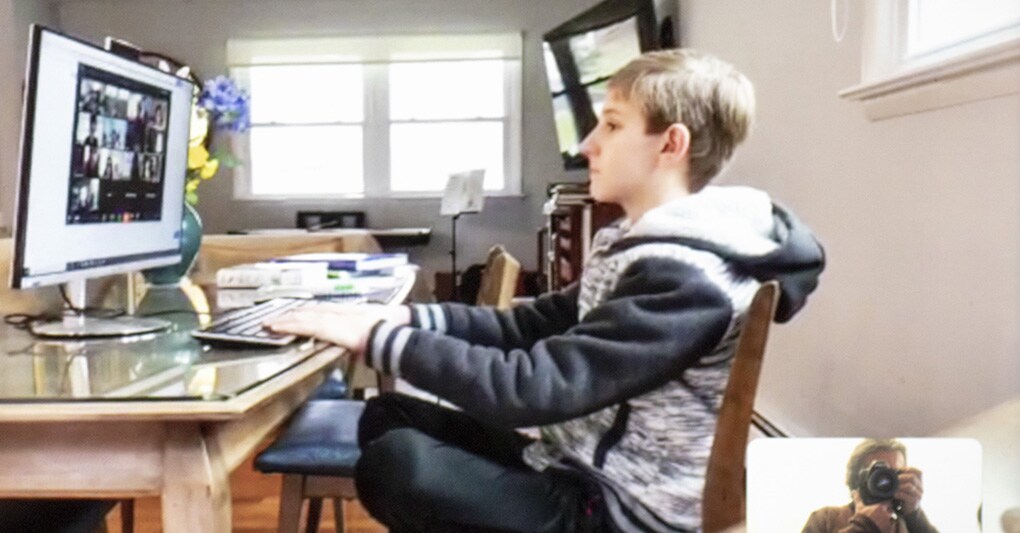 Durante il lockdown, la didattica a distanza è stata adottata in quasi tutti i Paesi. Qui siamo a Westchester, Usa: Massimo, 9 anni, partecipa con i compagni a una lezione via Zoom tenuta dalla sua insegnante. Da remoto, Massimo segue anche lezioni di karate e pianoforte. ( Credit: Rocco Rorandelli) 