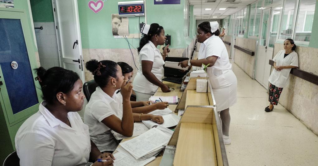Infermiere dell'ospedale pediatrico universitario William Soler a La Avana, Cuba (Photo by Adalberto ROQUE / AFP) 