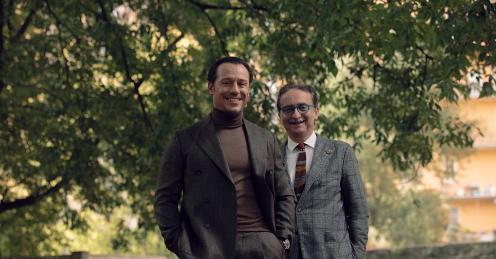 Gian Luca Farinelli e Stefano Accorsi (completo in fresco lana con giacca doppiopetto a sei bottoni e pantaloni con pinces, Doppiaa; dolcevita in cashmere, Salvatore Ferragamo) 