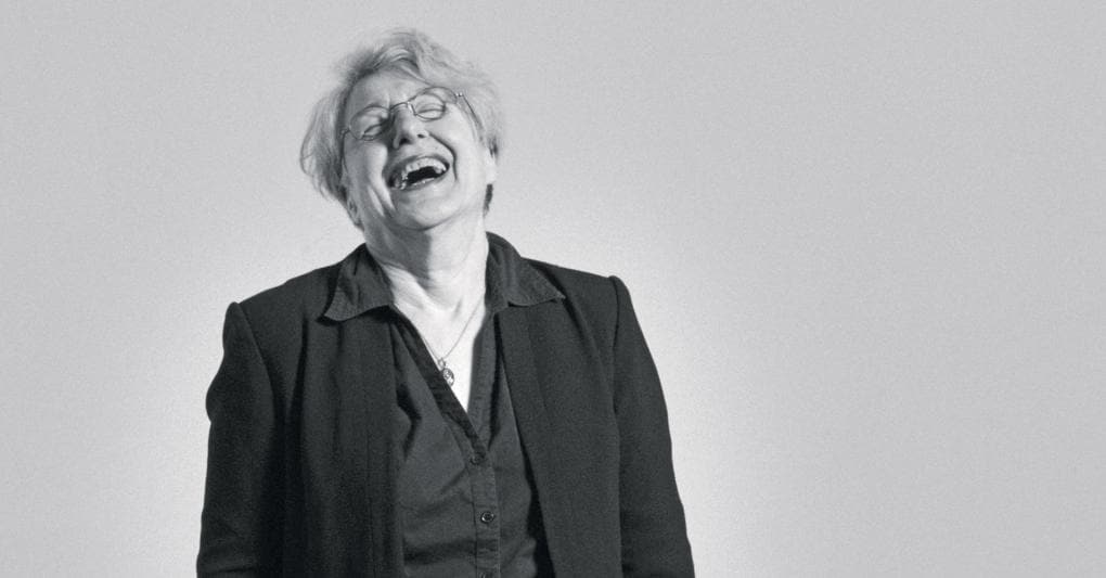 Martha Rosler è nata nel 1943 a Brooklyn, dove vive tuttora. Il suo peculiare stile da attivista, applicato ai grandi temi sociali e politici del presente, l'ha resa uno dei grandi nomi dell'arte contemporanea 