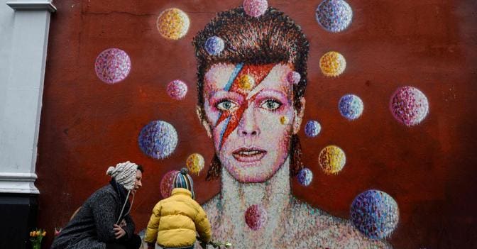 La faccia con il trucco pi iconico della fantastica carriera di musicista-trasformista di Bowie nel murales della sua natia Brixton