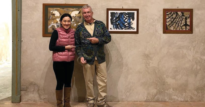 La gallerista Peishuo Yang e Giorgio Piccaia davanti alla serie Tobeornotobe