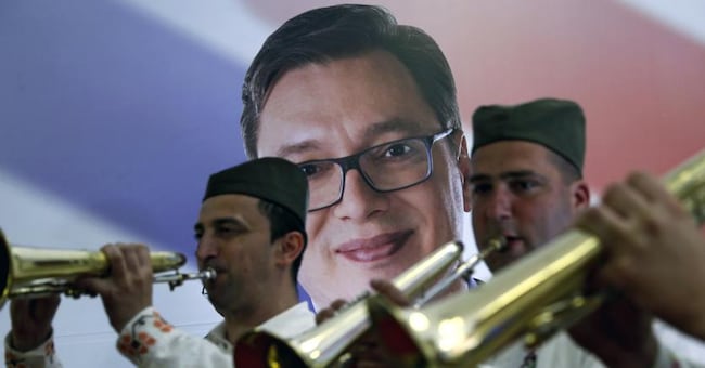 Una banda musicale  davanti alla gigantografia del neopresidente serbo   Aleksandar Vucic (AP Photo/Darko Vojinovic) 