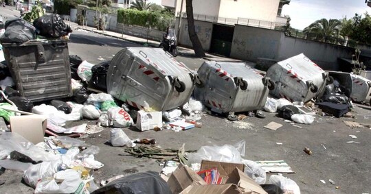 Caos rifiuti a Roma, cambio al vertice Ama: via ...