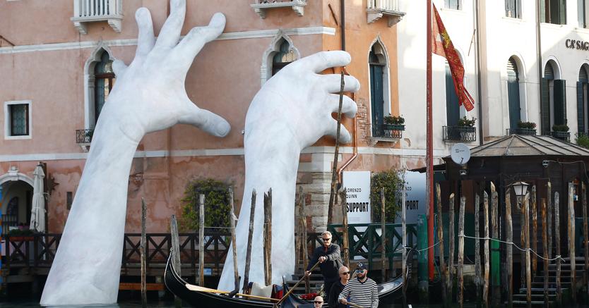 Quelle Mani Che Sbucano Dall Acqua E Sorreggono I Palazzi Sul Canal Grande Il Sole 24 Ore
