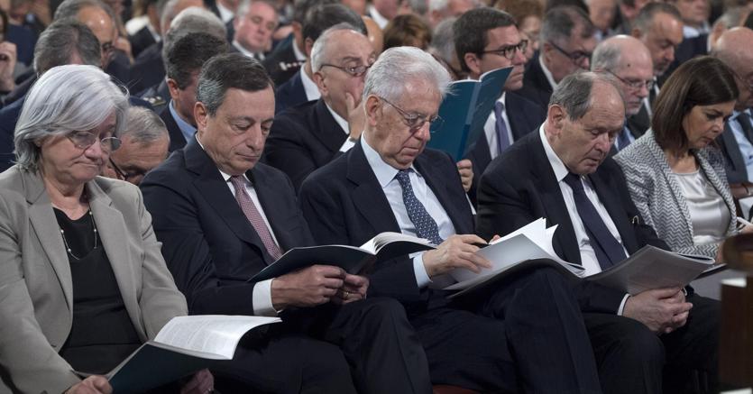 Draghi In Prima Fila I Banchieri Del Tesoro E L Applauso A Ciampi Il Sole 24 Ore